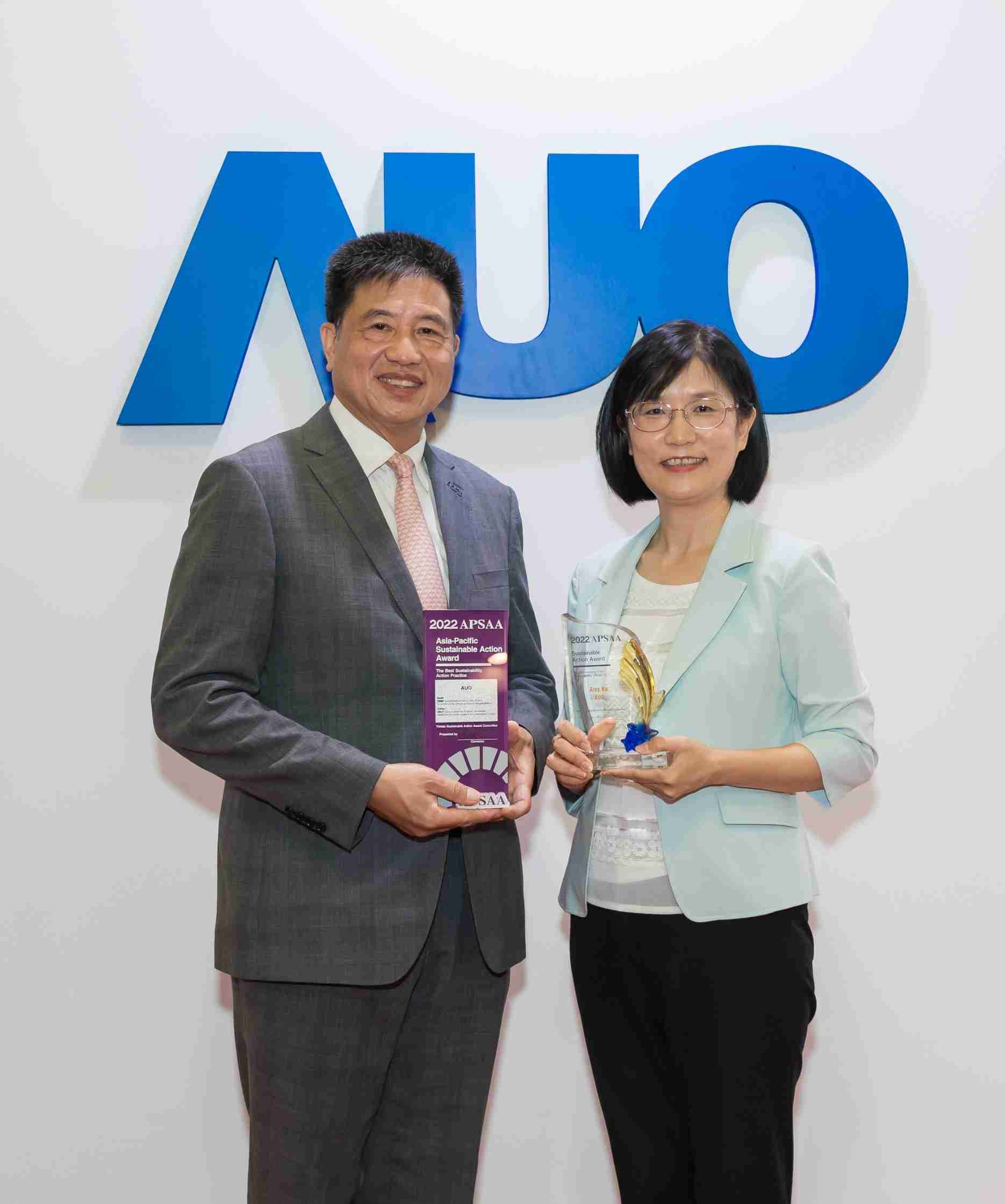 巨星国际长期垫筑永续远景的基石，，，，透过ESG暨气候委员会逐步实践永续策略蓝图。。。。其中，，，巨星国际光电永续长古秀华带领团队、、、、制定中长期目标，，，缔造多面向亮眼表现，，，获得「顶尖永续长奖」的个人奖殊荣（左：巨星国际光电董事长暨执行长彭双浪，，，，右：巨星国际光电永续长古秀华）