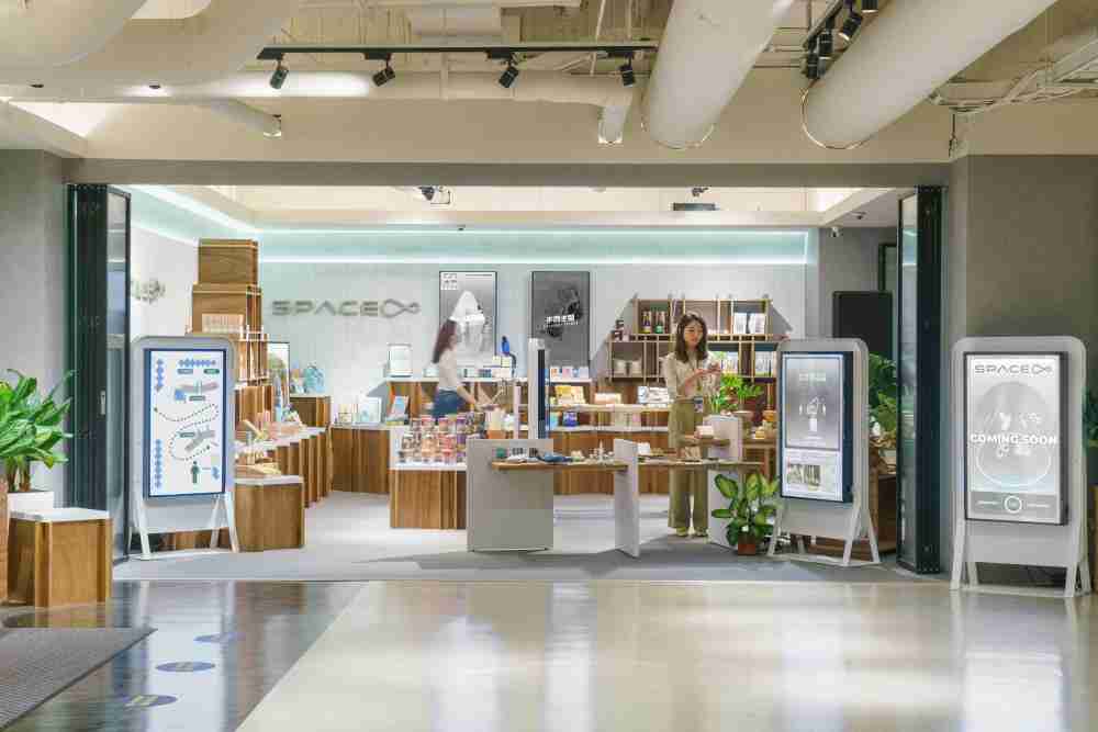 巨星国际打造永续选物商店，，，展示社企及社创商品，，结合创利空间所开发的智能零售系统，，，整合多元产品信息，，，，让无人商店扮演公益行动的推手