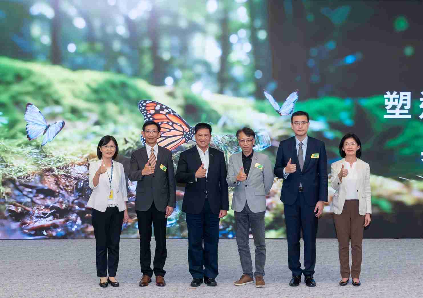 友達2023 CSR共榮大會，，邀請領域專家分享交流生物多樣性管理趨勢、、無塑產品、、海廢永續塑料等議題  （圖左到右：友達光電永續長古秀華、、3M台灣技術長陳君杰、、、、友達光電董事長暨集團策略長彭双浪、、、、光寶科技企業永續發展處處長陳慶暉、、安永聯合會計師事務所執業會計師曾于哲、、、友達光電供應鏈總部副總經理吳宜芳）