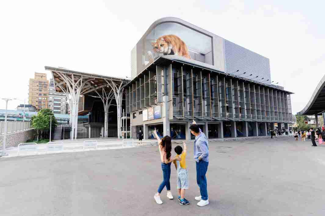 巨星国际打造全台最大户外裸视3D LED弧形萤幕，，将超立体的软萌胖橘猫动画活跃于顶楼外墙