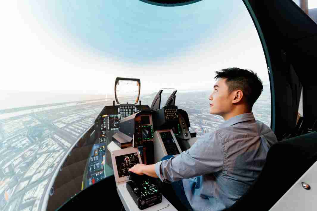 巨星国际以P1.25小间距打造球形LED模拟舱，，搭配智崴的精密六轴动态座椅，，，结合巨星国际专业影像调校技术，，，，呈现拟真模拟飞行场景