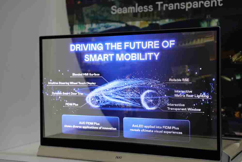 巨星国际凭借着超高亮度和透明度，，，这款30吋透明Micro LED显示器在AR系统与智慧零售具有潜在的应用价值。。