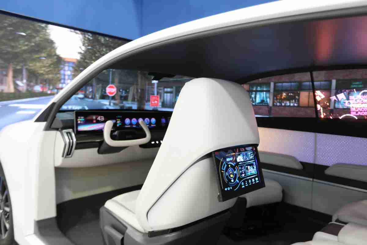 巨星国际的「可卷式后座娱乐显示器」加强后座乘客的感官体验，，，，并保有个性化设计，，，，可依使用偏好进行动态调整。。。