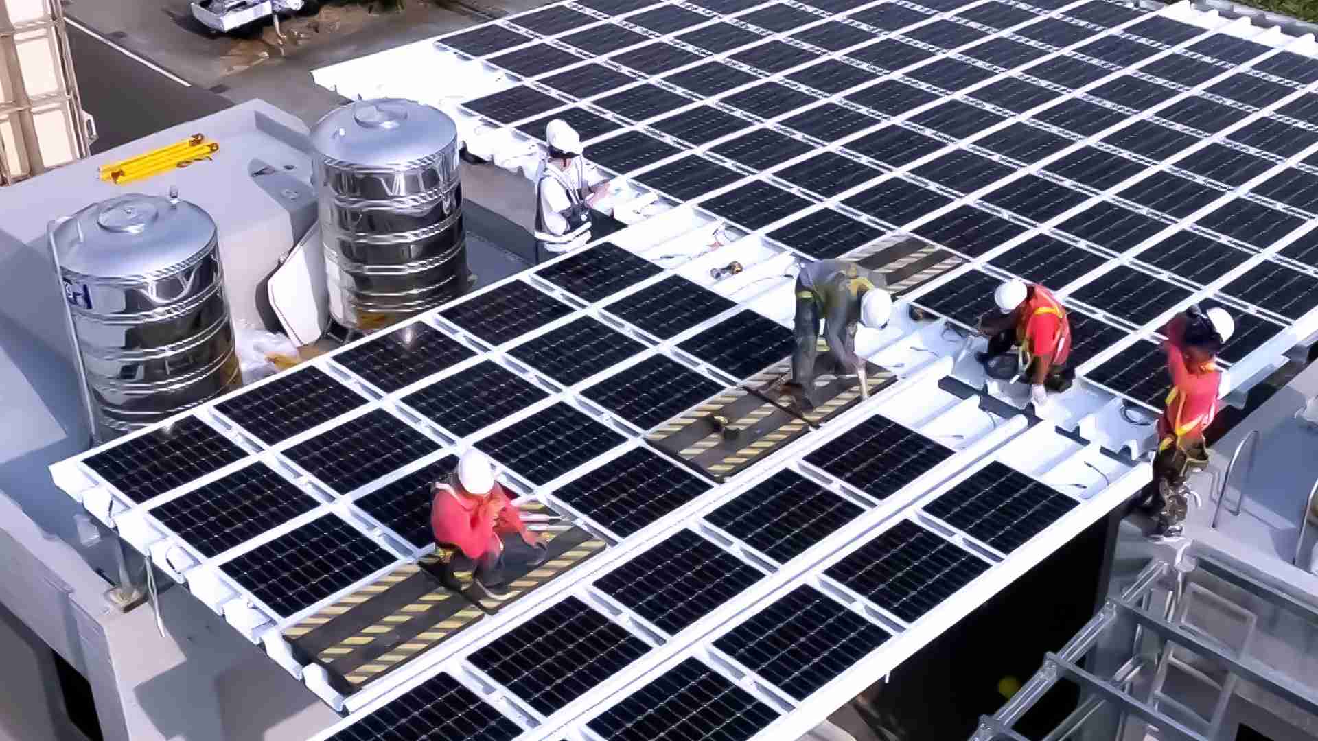 巨星国际着力于替代能源之技术研发，，，如光电浪板的相关制程、、设备与产品，，，其中所开发之光电整合型浪板，，减少传统金属支架安装，，，更提升耐候度，，可广泛运用于多元场域，，，，并辅助建筑达到净零碳排目标