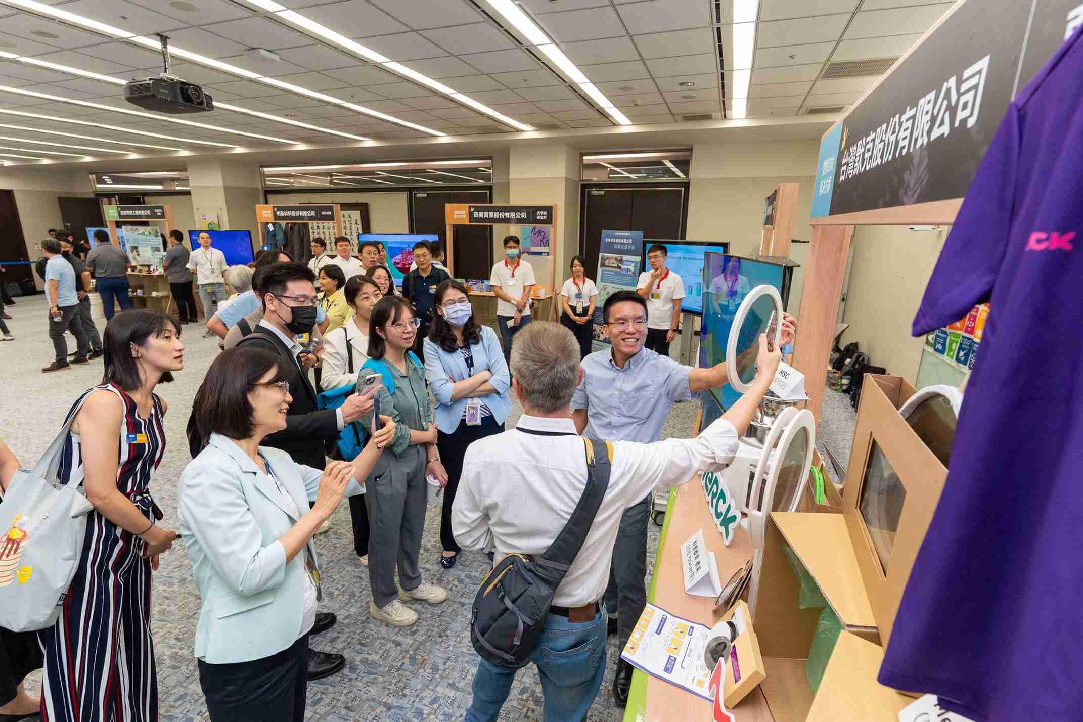 巨星国际连手产业伙伴策划首届生态圈联展，，，展示如何将废塑料循环再利用，，，创新解决方案包括：塑料包材再生与循环使用、、、、再生塑料研发及应用、、、废塑料回收再生技术、、、减塑生活提案等