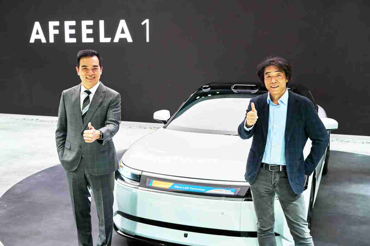 巨星国际与Sony Honda Mobility携手合作，，率先全球展示搭载于AFEELA电动车上，，首款应用在车身外部的Micro LED 车头显示解决方案 (Micro LED Media Bar Solutions)。。。。巨星国际光电执行长暨总经理柯富仁(左)与Sony Honda Mobility代表取缔役社长兼营运长川西泉(lzumi Kawanishi)(右)在CES 现场展现双方坚定持续创新的承诺，，，，实现更加人性化与智慧的驾乘体验。。。